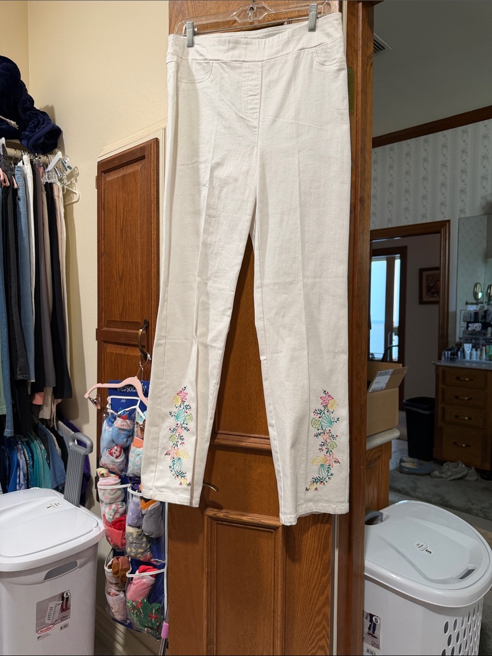 Embroidered White Straight-Leg Women’s Jeans